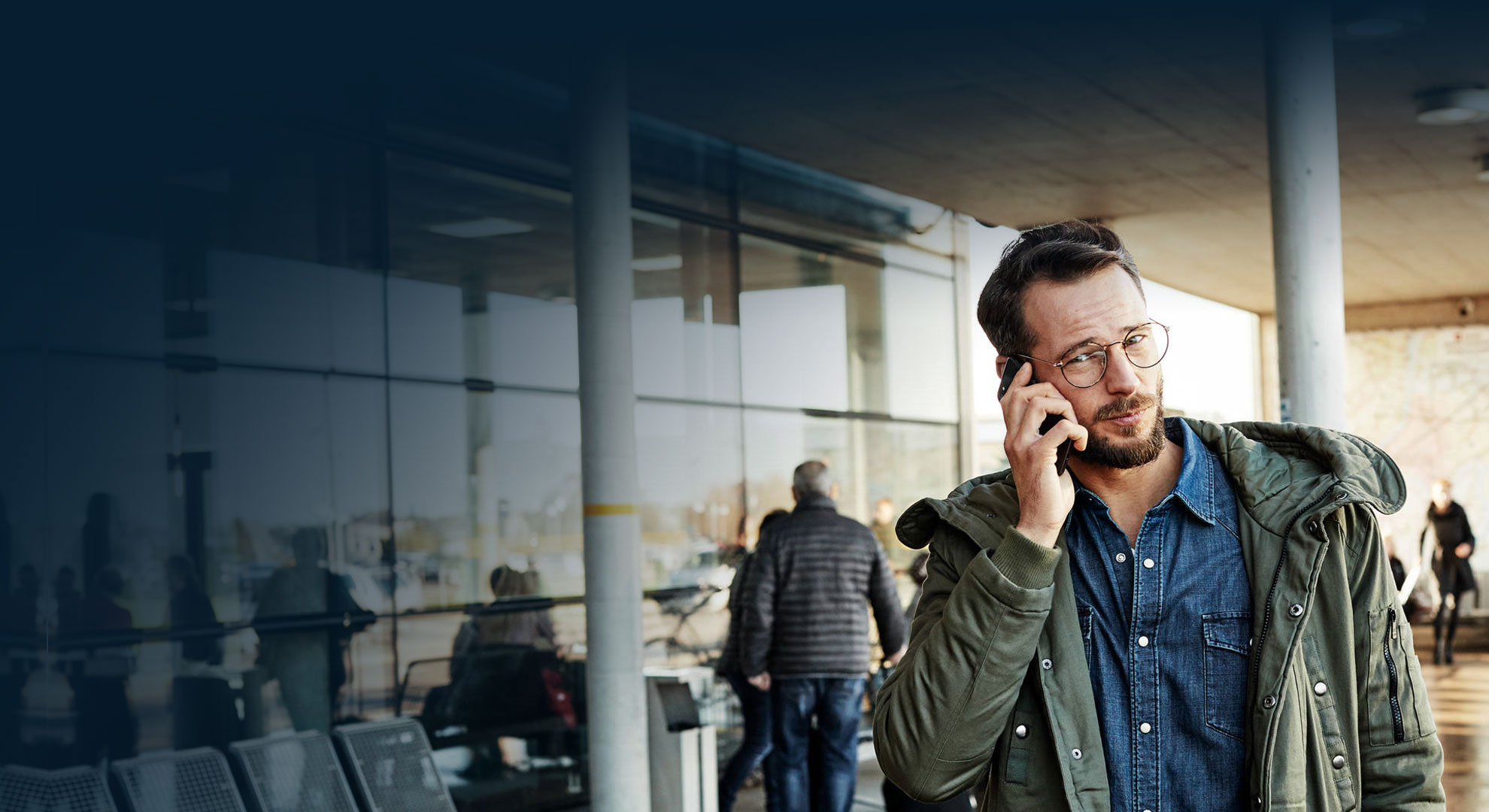 Business Traveler on the phone with HRS Travel Care